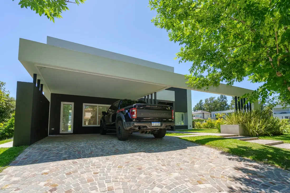 Casa moderna construida por ARK+