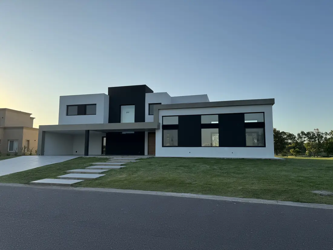Casa moderna construida por ARK+