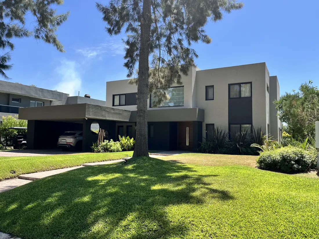 Casa moderna construida por ARK+