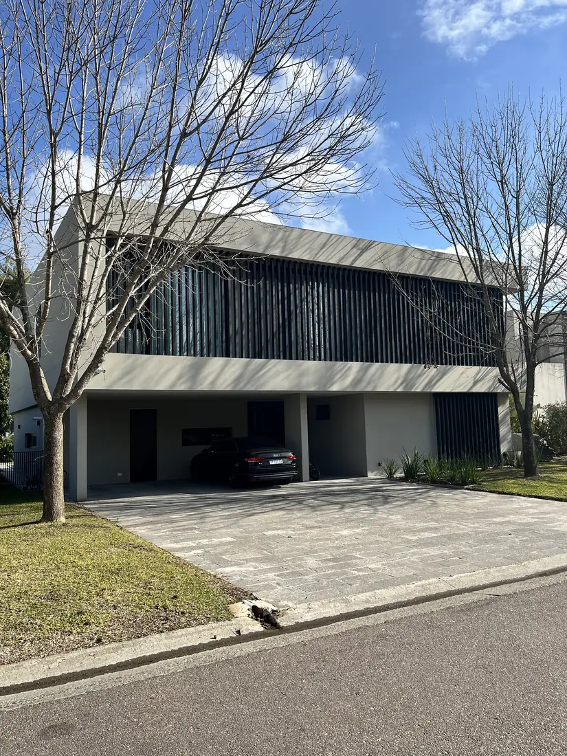 Casa moderna construida por ARK+